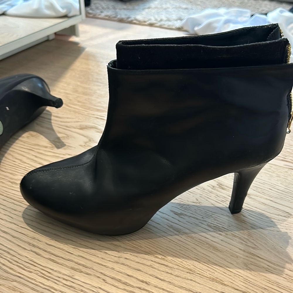 Women’s black all leather bootees with heel